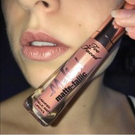 Ruj de buze lichid Too Faced Melted Matte-tallic Nuanta Pillow Talk