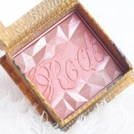 Fard de obraz iluminator Benefit Rockateur Blush