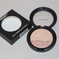 Pudra iluminatoare MAC Extra Dimension Lumiere Beaming Blush