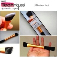 Pensula Machiaj Real Techniques pentru aplicarea fondului de ten