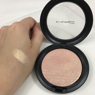Pudra iluminatoare MAC Extra Dimension Lumiere Beaming Blush