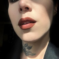 Ruj de buze rezistent mat Kat Von D, Nuanta Plath