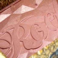 Fard de obraz iluminator Benefit Rockateur Blush