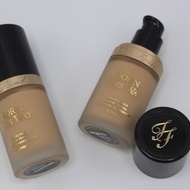 Fond de ten Too Faced Born This Way Nuanta Porcelain