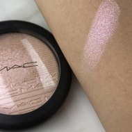 Pudra iluminatoare MAC Extra Dimension Lumiere Beaming Blush