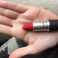 Ruj de buze MAC Powder Kiss Lipstick 922 Werk, Werk, Werk