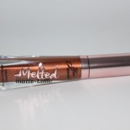 Ruj de buze lichid Too Faced Melted Matte-tallic Nuanta Give it to me