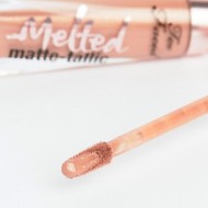 Ruj de buze lichid Too Faced Melted Matte-tallic Nuanta Pillow Talk