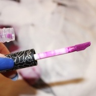 Ruj rezistent mat Kat von D Travel Size Nuanta LUV