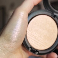 Pudra iluminatoare MAC Extra Dimension Lumiere Beaming Blush