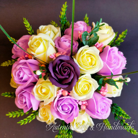 Aranjament floral cu trandafiri de sapun lila si alb-galbui in cutie inima