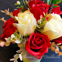 Aranjament floral cu trandafiri de sapun rosu si alb in ghiveci
