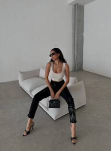 Blugi mom fit cu aplicatii pe picior