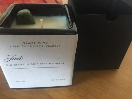 Lumanare parfumata - Jado (Trandafir, Ambra, Menta), cu insertie de Jad Nefrit natural slefuit