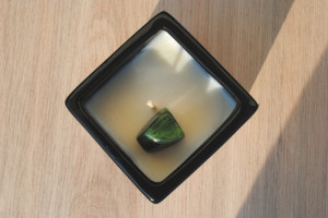 Lumanare parfumata - Jado (Trandafir, Ambra, Menta), cu insertie de Jad Nefrit natural slefuit