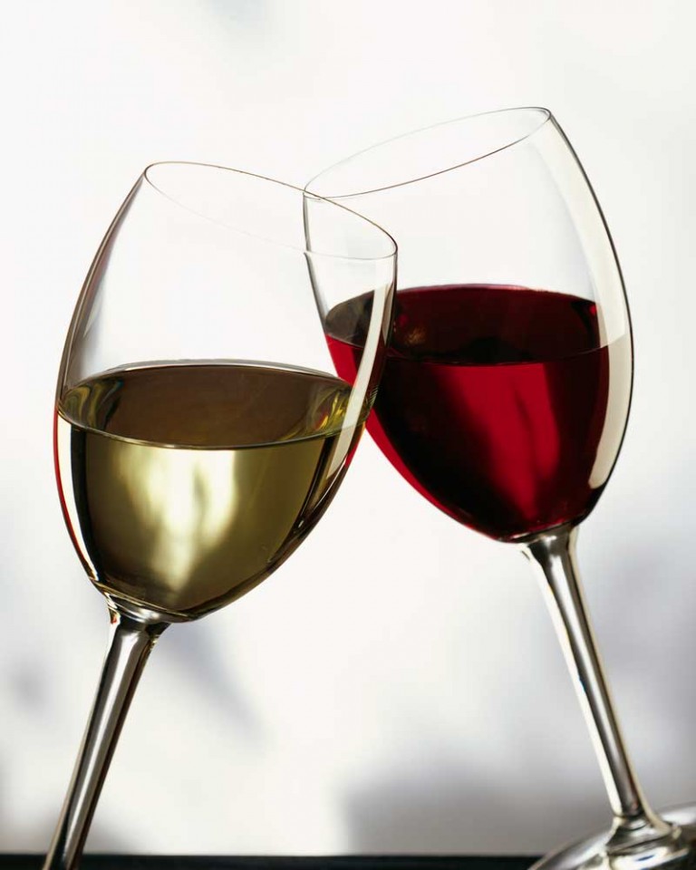 Пара бокалов вина. Два бокала вина. Бокал с вином. Два бокала с вином. Чокаются бокалами.