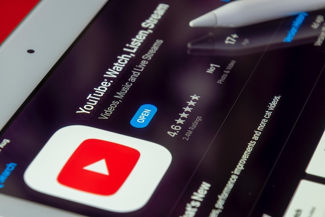 Poate fi utilizat Youtube cu ecranul telefonului închis?