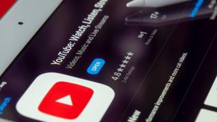 Poate fi utilizat Youtube cu ecranul telefonului închis?