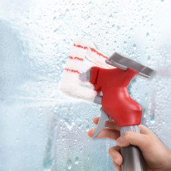 Dispozitiv multifunctional pentru geamuri cu pulverizator