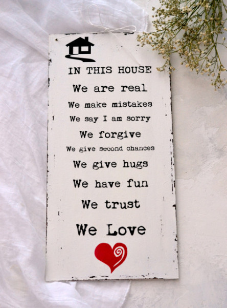 Placuta decorativa "In this house", cu inimioara rosie
