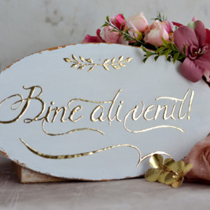 Placuta ovala pentru nunta cu accente aurii "Bine ati venit"