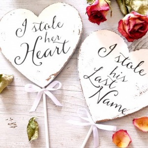 Inimioare pe bat recuzita pentru poze 'I stole her heart' & 'I stole his last name'
