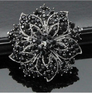 Brosa eleganta cu cristale, model floare